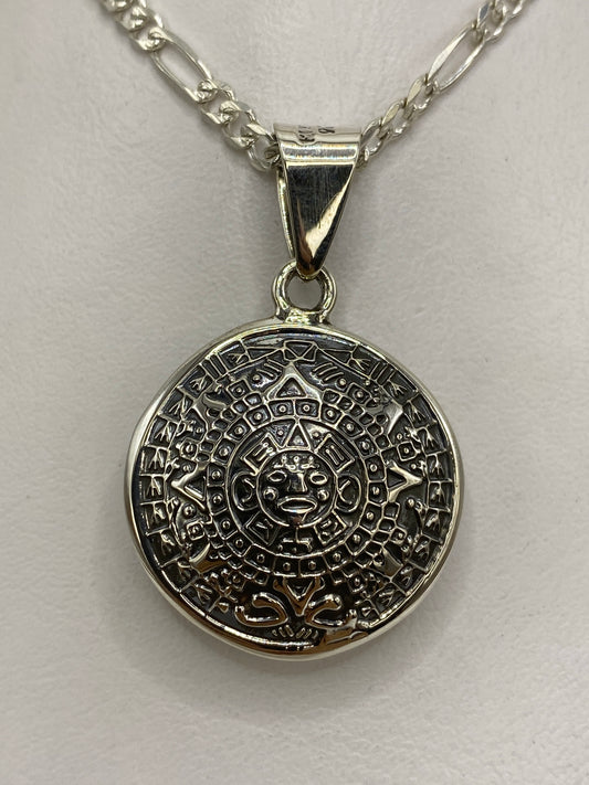 Dije de plata 925 con calendario azteca de cinco soles concéntricos, 4 cm de largo