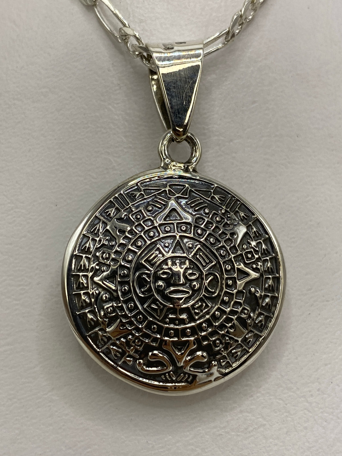 Detalle de los glifos y símbolos mexicas grabados en la plata