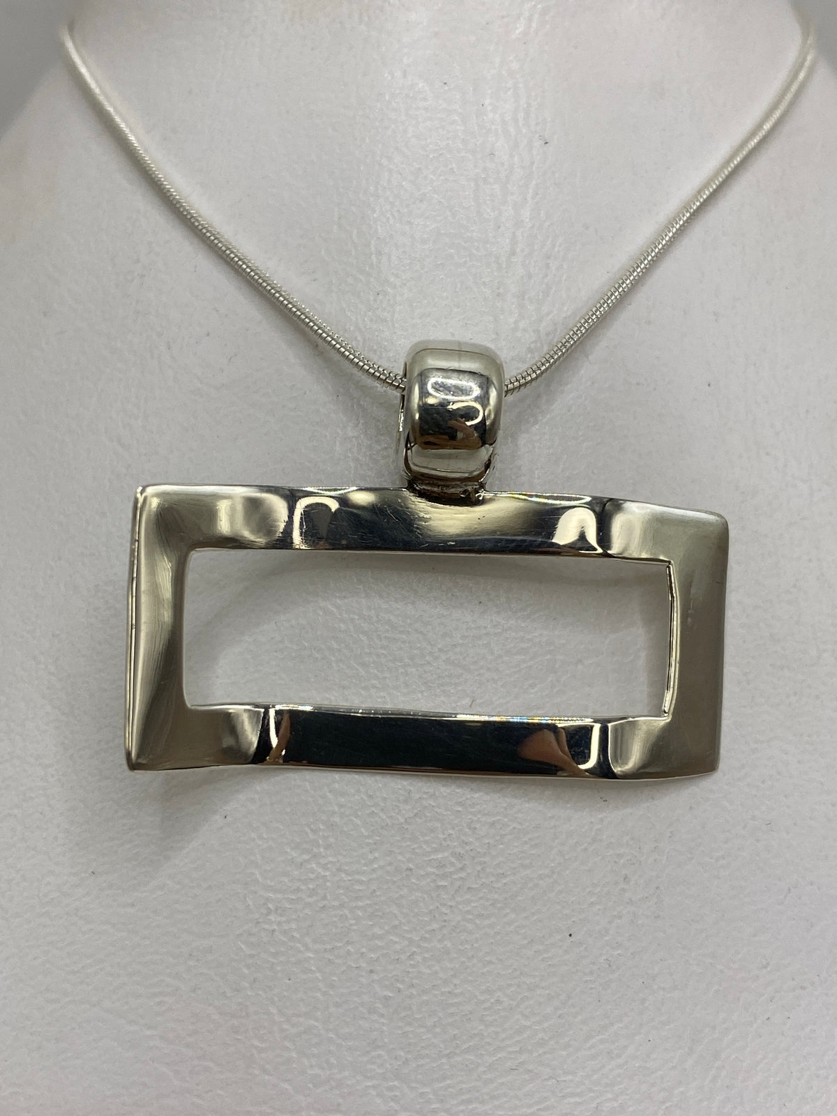 Dije de plata 925 en calado geométrico abierto, colgante en cadena de eslabones