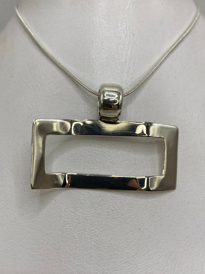 Dije de plata 925 en calado geométrico abierto, colgante en cadena de eslabones
