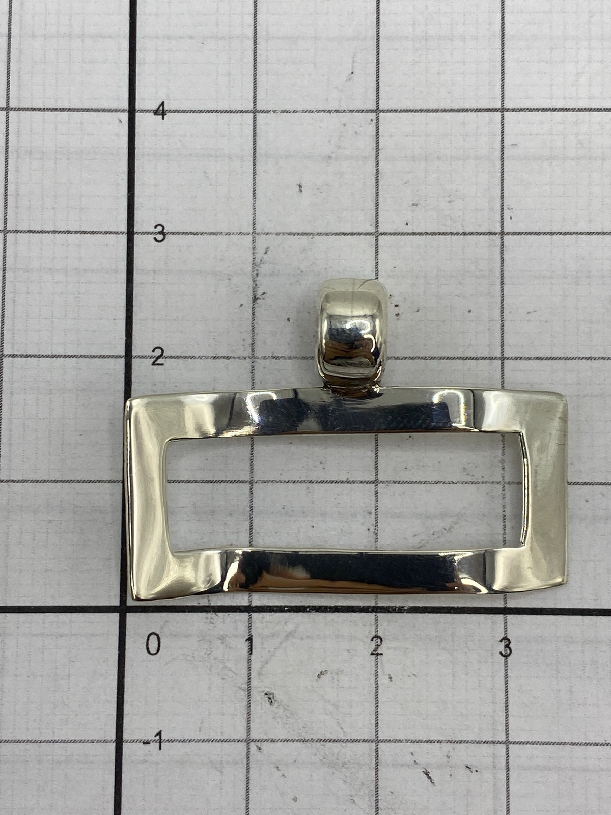 Reverso del dije con el Quinto 925 grabado y acabado pulido brillante