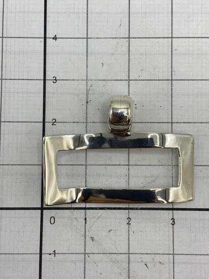 Reverso del dije con el Quinto 925 grabado y acabado pulido brillante