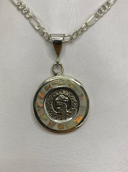Dije de plata con calendario azteca y ópalo de fuego blanco, colgado en cadena plateada