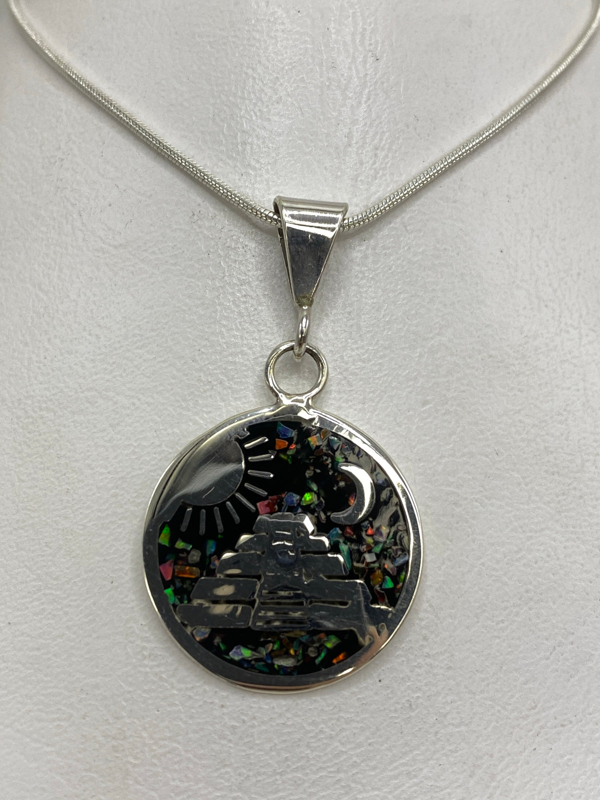 Dije de plata con pirámide prehispánica y ópal de fuego multicolor, colgando de cadena en plata 925
