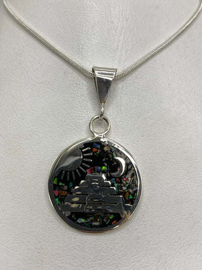 Dije de plata con pirámide prehispánica y ópal de fuego multicolor, colgando de cadena en plata 925