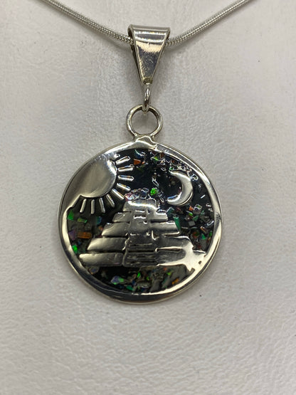 Reverso del dije de plata con marcado de Quinto 925 y diseño repujado