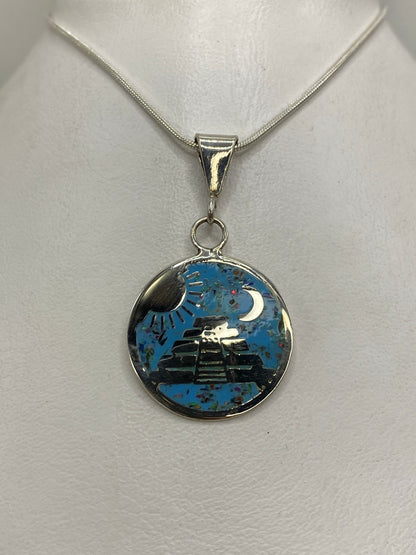 Dije de plata 925 con pirámide azteca y ópalo de fuego multicolor colgando de cadena serpentina