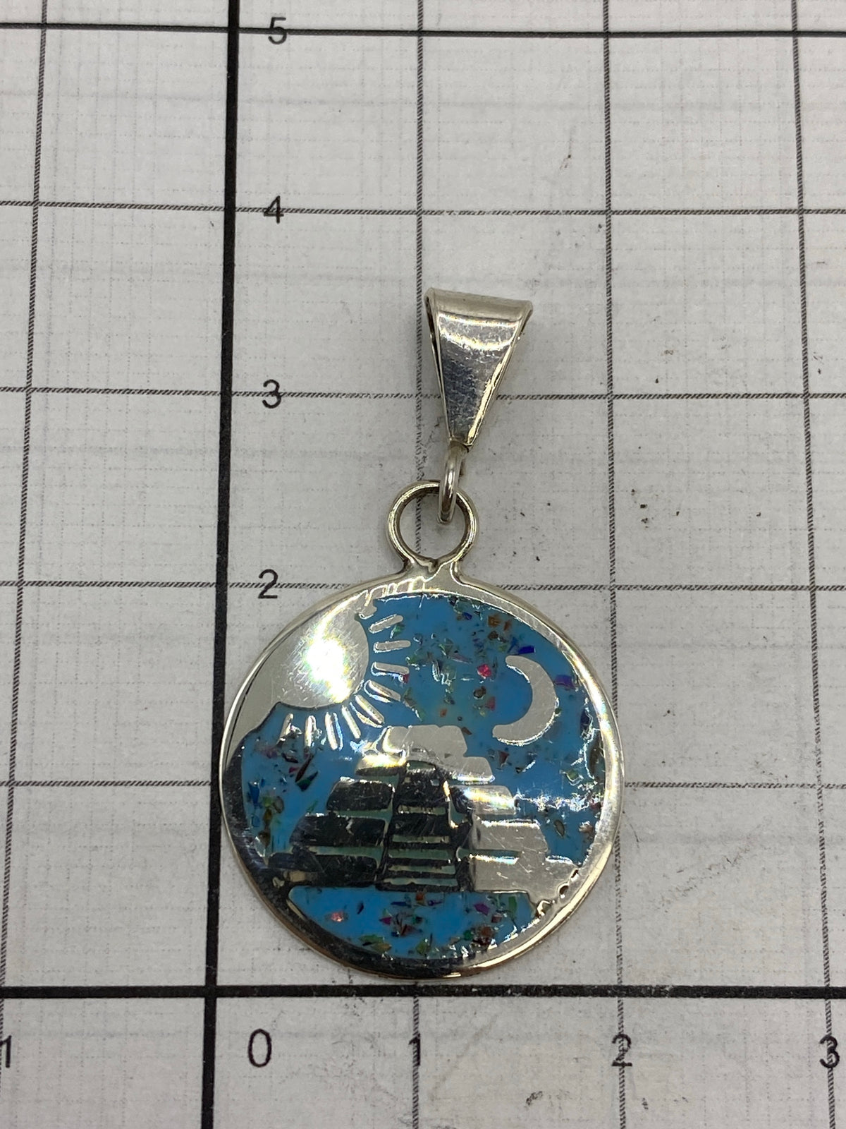 Reverso del dije mostrando el Quinto 925 y acabado pulido