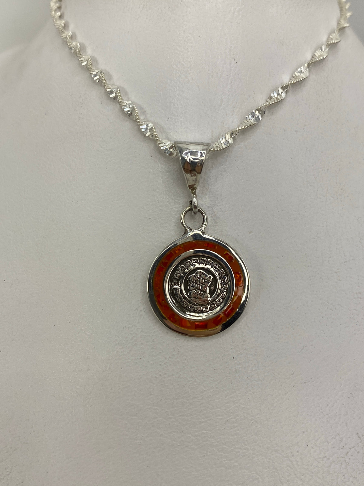 Detalle frontal del Ópalo de Fuego naranja engastado en plata, vista de cerca