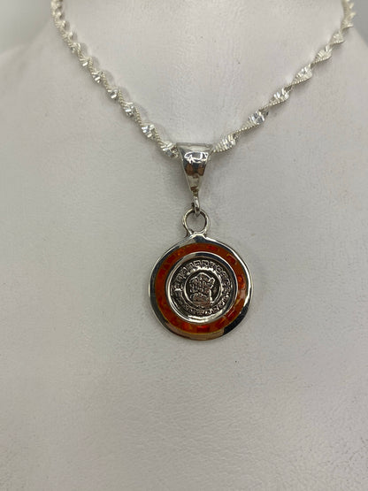 Detalle frontal del Ópalo de Fuego naranja engastado en plata, vista de cerca