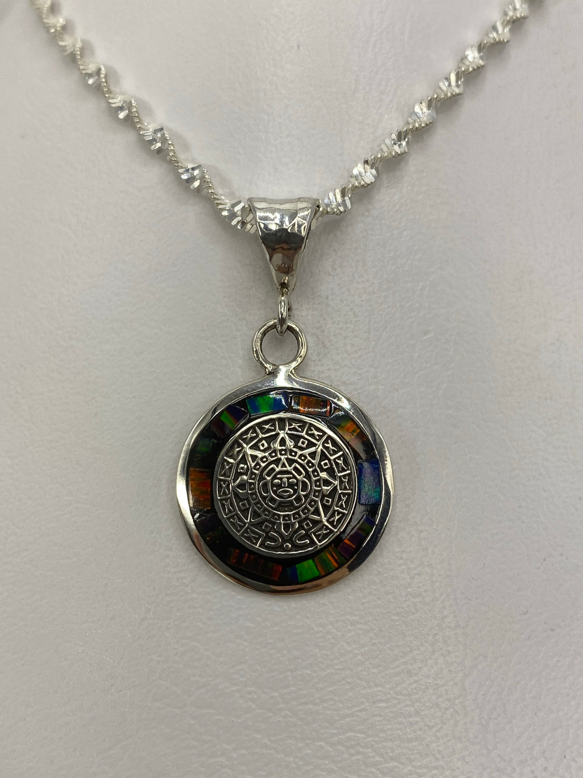 Dije de plata 925 con Calendario Azteca y ópalo de fuego multicolor, colgado en una cadena de plata