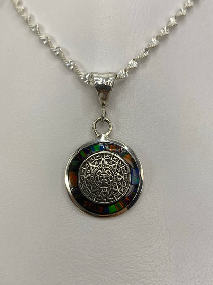 Dije de plata 925 con Calendario Azteca y ópalo de fuego multicolor, colgado en una cadena de plata