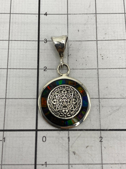 Dije sobre regla de medición mostrando tamaño de 3 cm × 1.7 cm