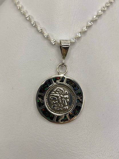 Dije prehispánico de plata 925 con ópalo de fuego multicolor colgado de cadena de plata