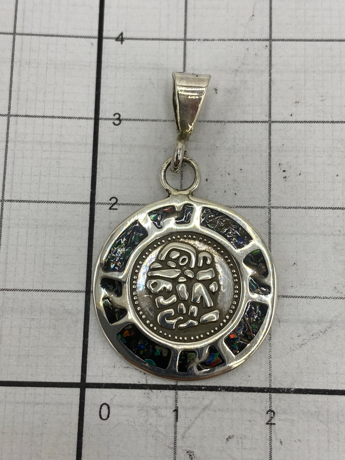 Reverso del dije mostrando el Quinto 925 de autenticidad y acabado pulido