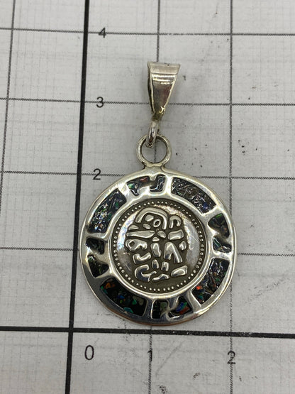 Reverso del dije mostrando el Quinto 925 de autenticidad y acabado pulido