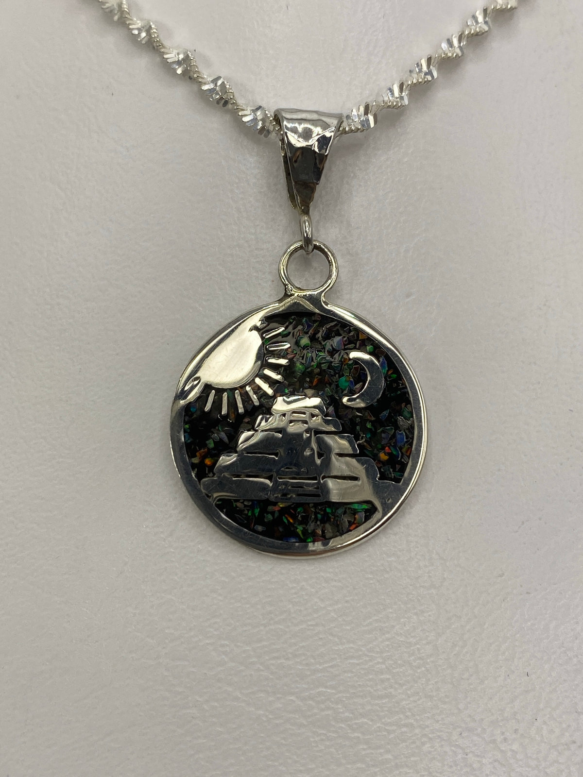 Dije de plata con ópalo de fuego multicolor y diseño prehispánico de pirámide azteca, sol y luna
