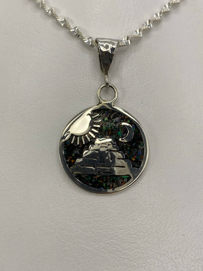 Dije de plata con ópalo de fuego multicolor y diseño prehispánico de pirámide azteca, sol y luna