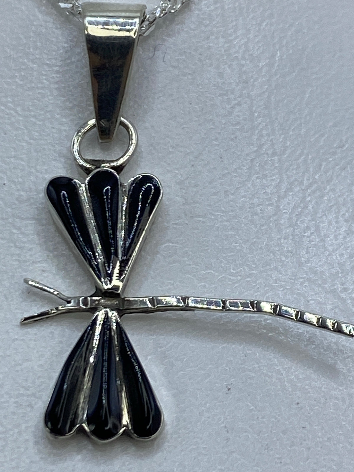 Dije en la mano para referencia de tamaño: 3 × 2 cm