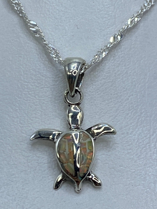 Dije tortuga de plata 950 con ópalo de fuego multicolor colgado de cadena plateada
