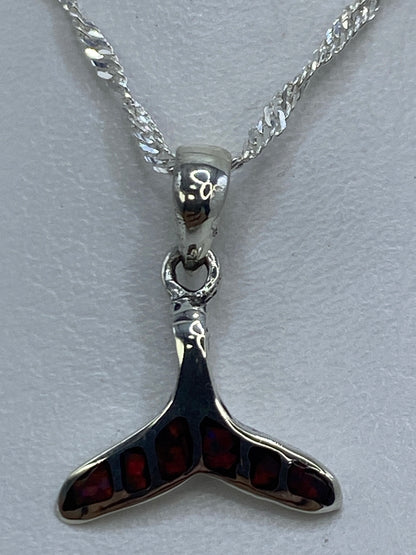 Dije de plata con ópalo de fuego rojo en forma de cola de ballena, 2 cm de largo