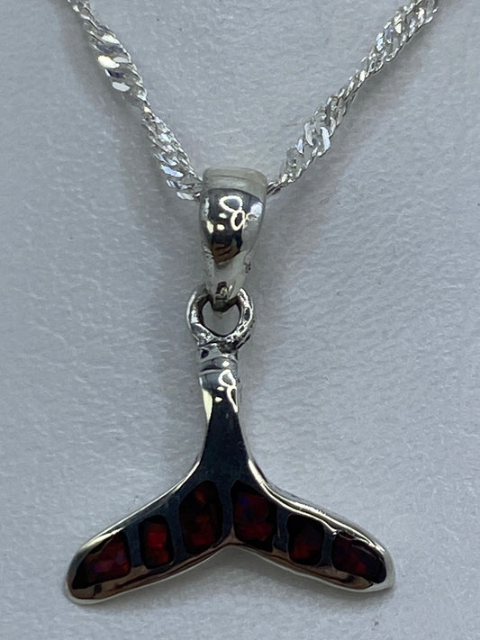 Dije de plata con ópalo de fuego rojo en forma de cola de ballena, 2 cm de largo