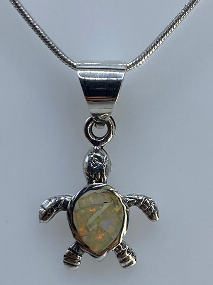 Dije de plata con opalo de fuego multicolor, 2 cm de largo, engastado a mano