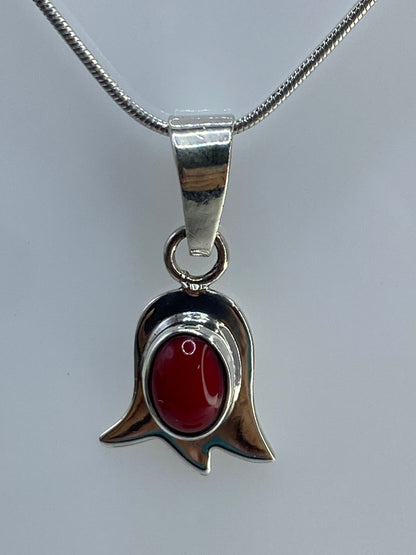 Dije de plata en forma de tulipán con coral rojo engastado, colgando de cadena de plata