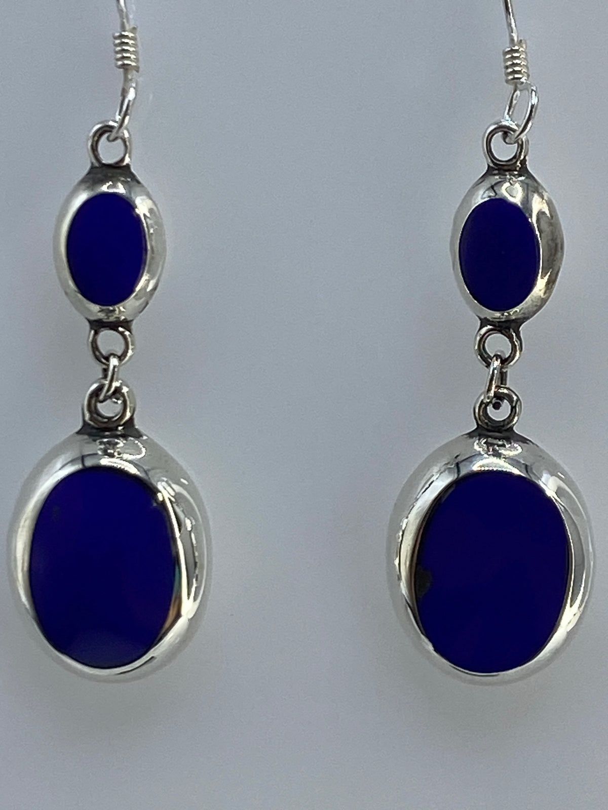 Aretes sobre escala de centimetros mostrando el largo de 4 cm