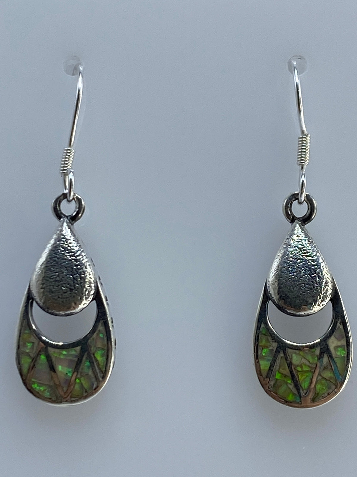 Par de aretes de plata con Ópalo de Fuego en tonos naranja y verde, colgando del gancho