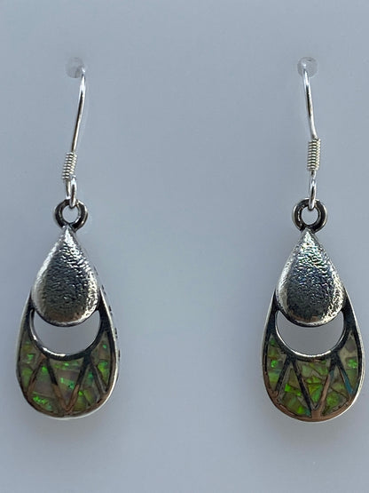 Par de aretes de plata con Ópalo de Fuego en tonos naranja y verde, colgando del gancho