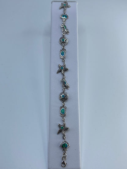 Detalle de los eslabones de plata con incrustación de ópal de fuego azul