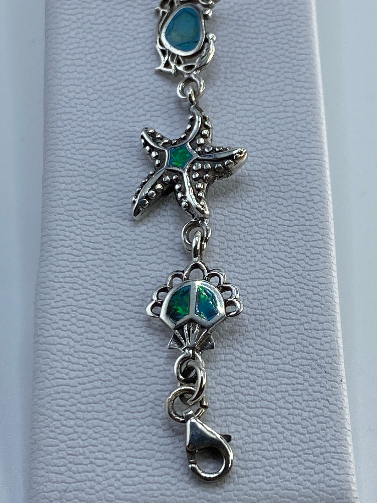 Pulsera en la muñeca mostrando cómo brilla el ópal con la luz