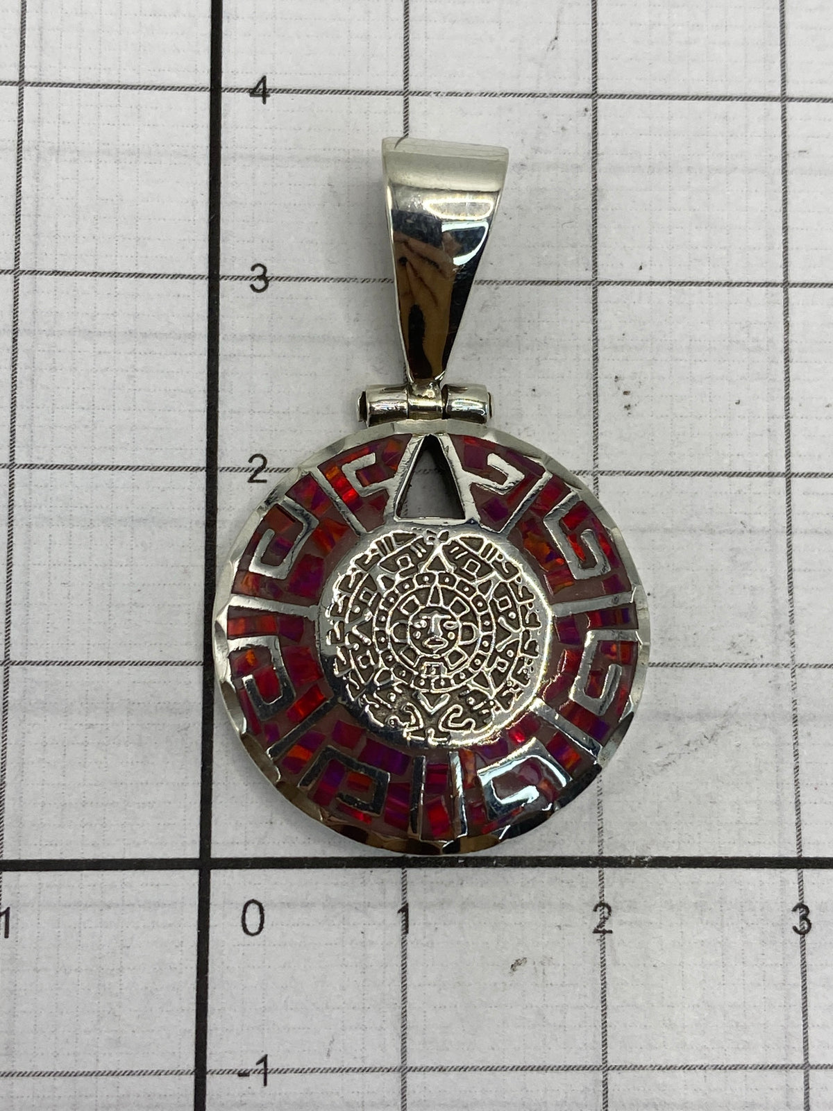 Medición del dije: 3.5 cm de largo × 2.2 cm de ancho — tamaño generoso para lucir