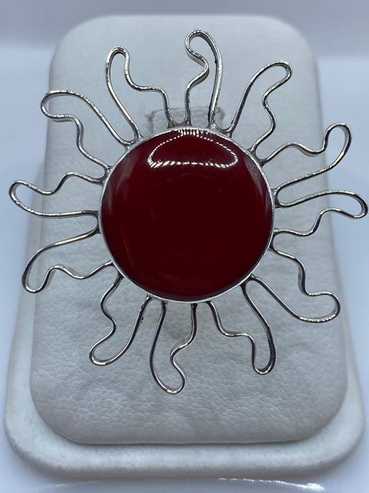 Anillo de plata .925 con coral rojo engastado en diseño de sol étnico con brazos ondulantes