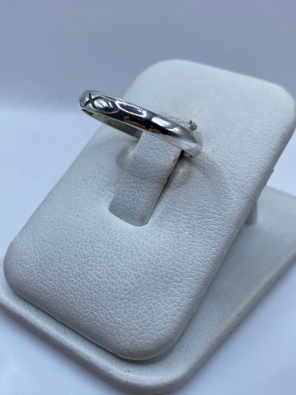 Detalle del anillo banda pulida brillante mostrando el sello 925