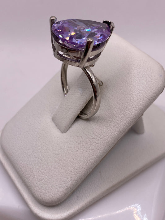 Vista lateral del anillo solitario de plata .925 con la piedra morada destacada