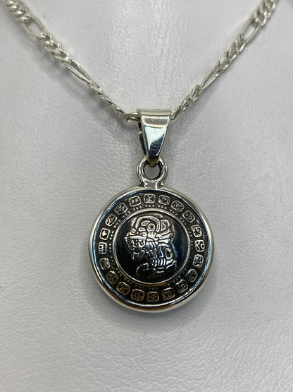 Dije de plata con diseño del calendario azteca prehispánico, vista frontal clara