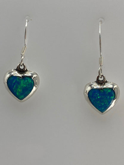 Par de aretes de plata con corazón de ópalo de fuego azul colgando de ganchos de plata