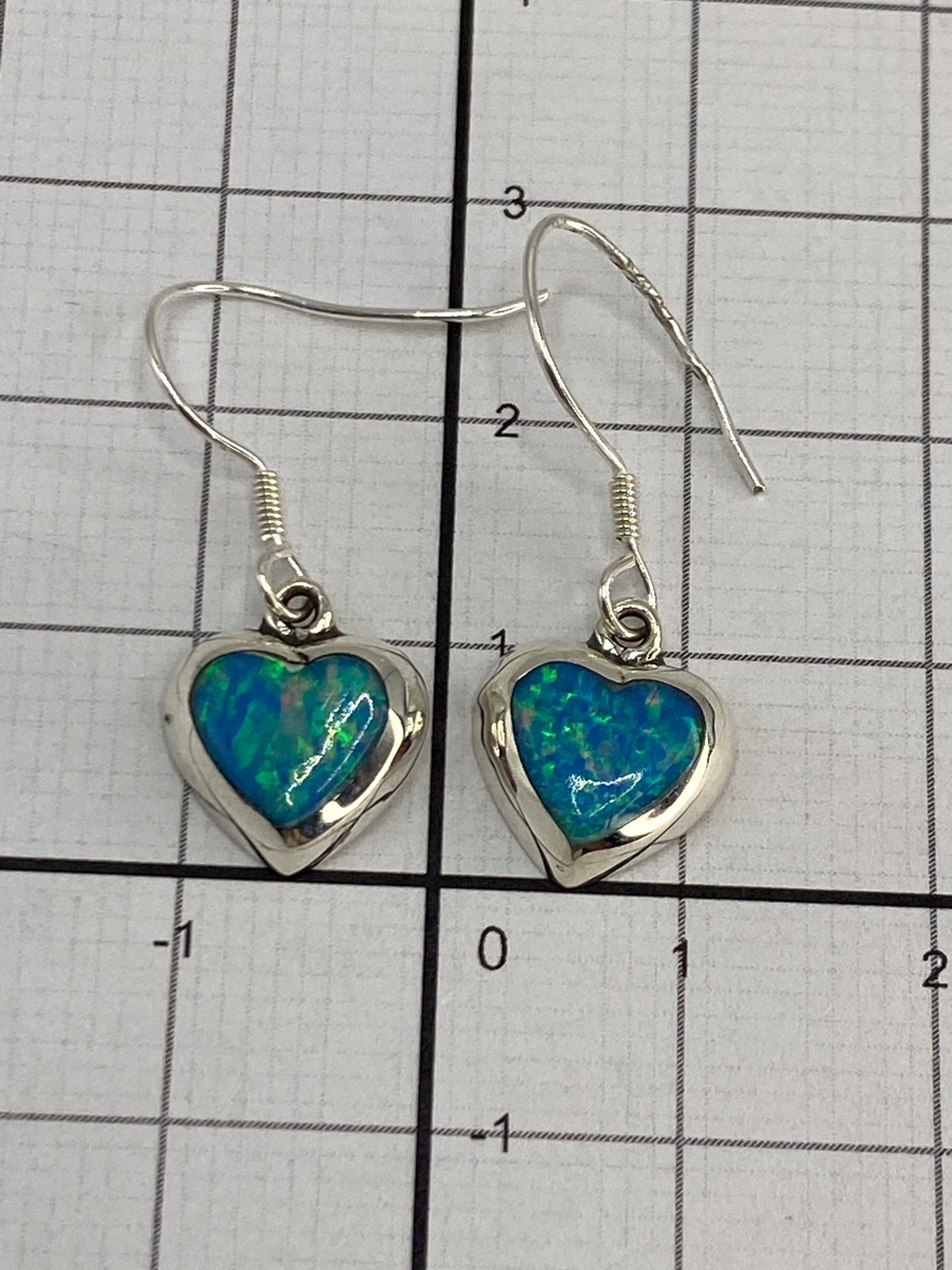 Reverso de los aretes con marca de Quinto 925 en plata pulida