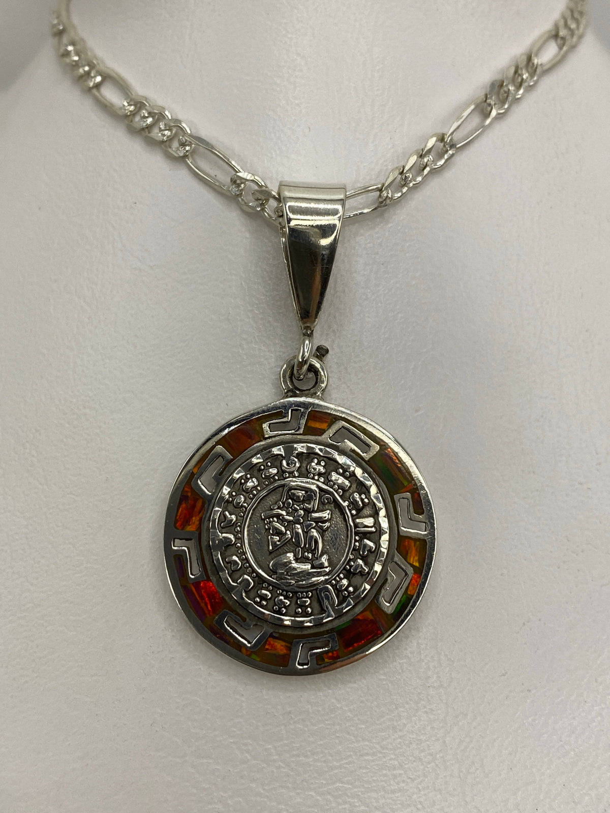 Dije de plata 950 con Calendario Azteca y opalo multicolor en relieve, colgado de cadena
