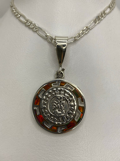 Dije de plata 950 con Calendario Azteca y opalo multicolor en relieve, colgado de cadena