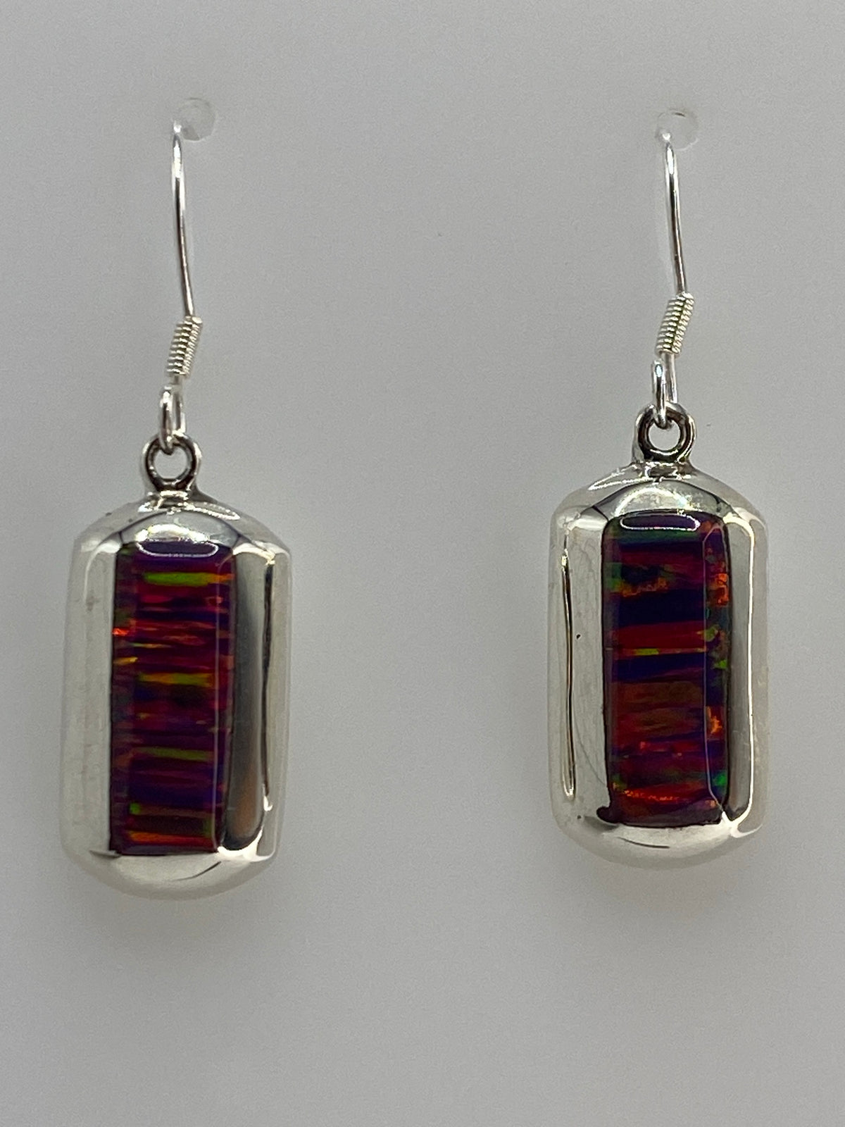 Par de aretes de plata con ópalo de fuego multicolor que brilla en rojo, naranja, azul y verde