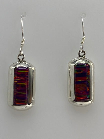 Par de aretes de plata con ópalo de fuego multicolor que brilla en rojo, naranja, azul y verde