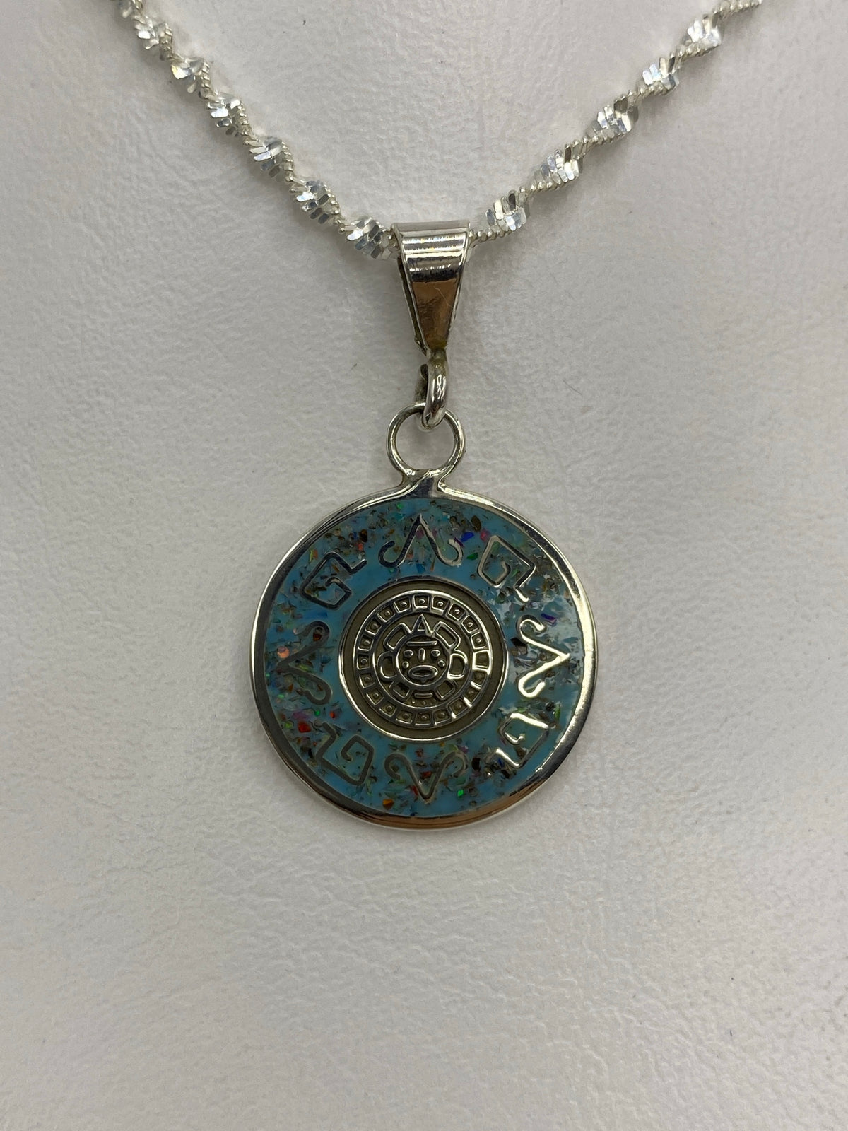 Dije de plata con diseño prehispánico: calendario azteca y Ópalo de Fuego multicolor en el centro