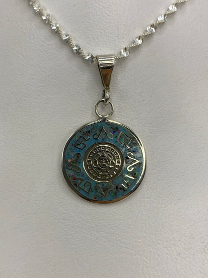 Dije de plata con diseño prehispánico: calendario azteca y Ópalo de Fuego multicolor en el centro