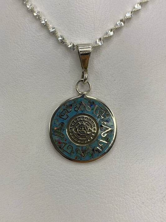 Dije de plata con diseño prehispánico: calendario azteca y Ópalo de Fuego multicolor en el centro