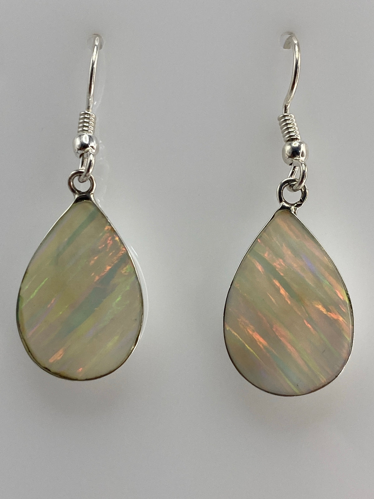 Par de aretes de plata 925 con ópalo de fuego multicolor engastado a mano