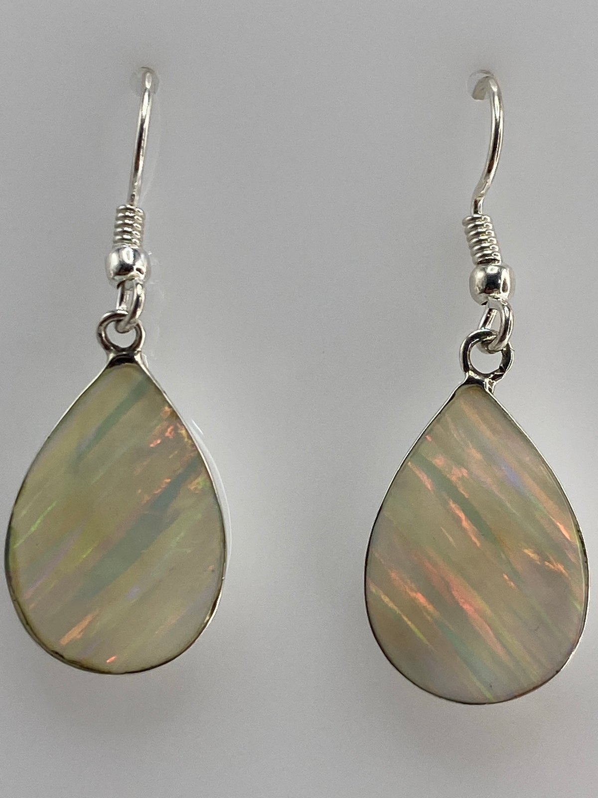 Aretes sobre regla mostrando 3 cm de largo del par