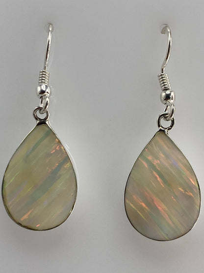 Aretes sobre regla mostrando 3 cm de largo del par